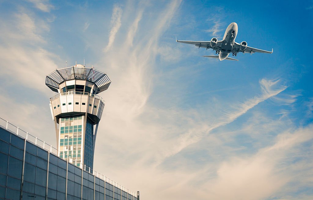ATC Merkeziniz için Mükemmel Hava Trafik Kontrol Konsolu Nasıl Tasarlanır? 2 Hava Trafik Kontrol kulesi ve uçak